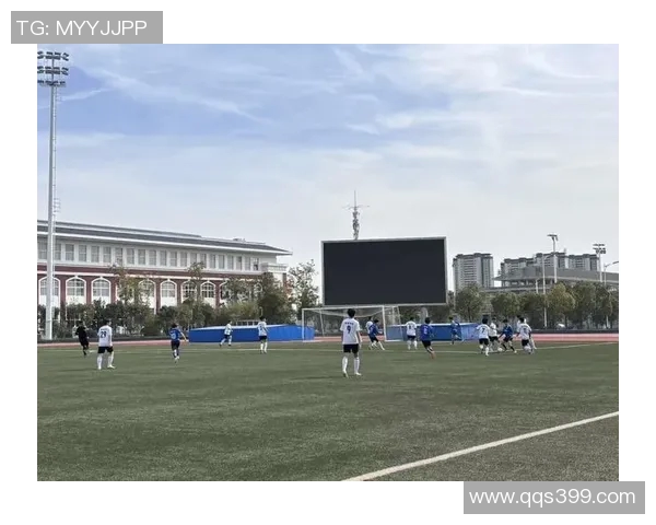 激情四溢的绿茵场上足球比赛开球瞬间引爆全场观众热情